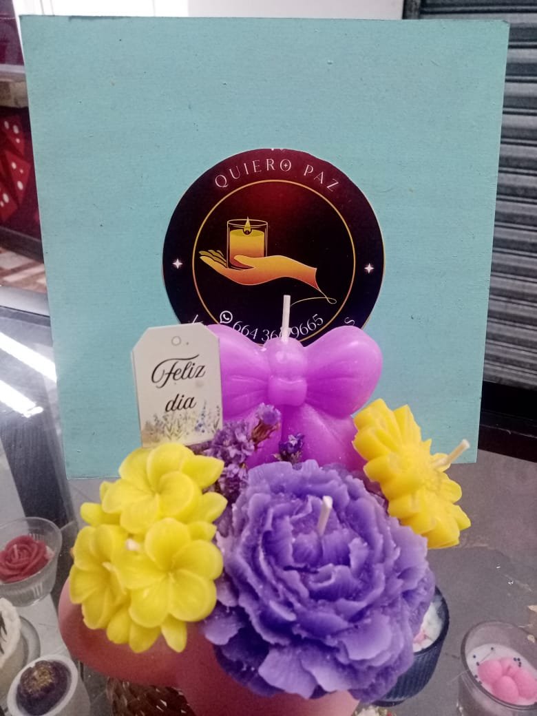 Arreglo de mesa con velas de soja personalizadas